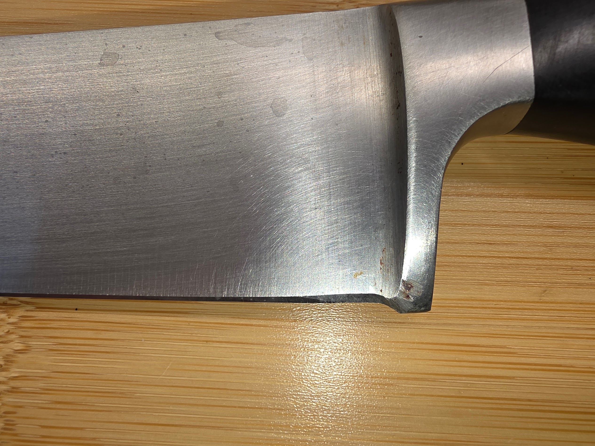 Knife heel lying flat before bolster reduction