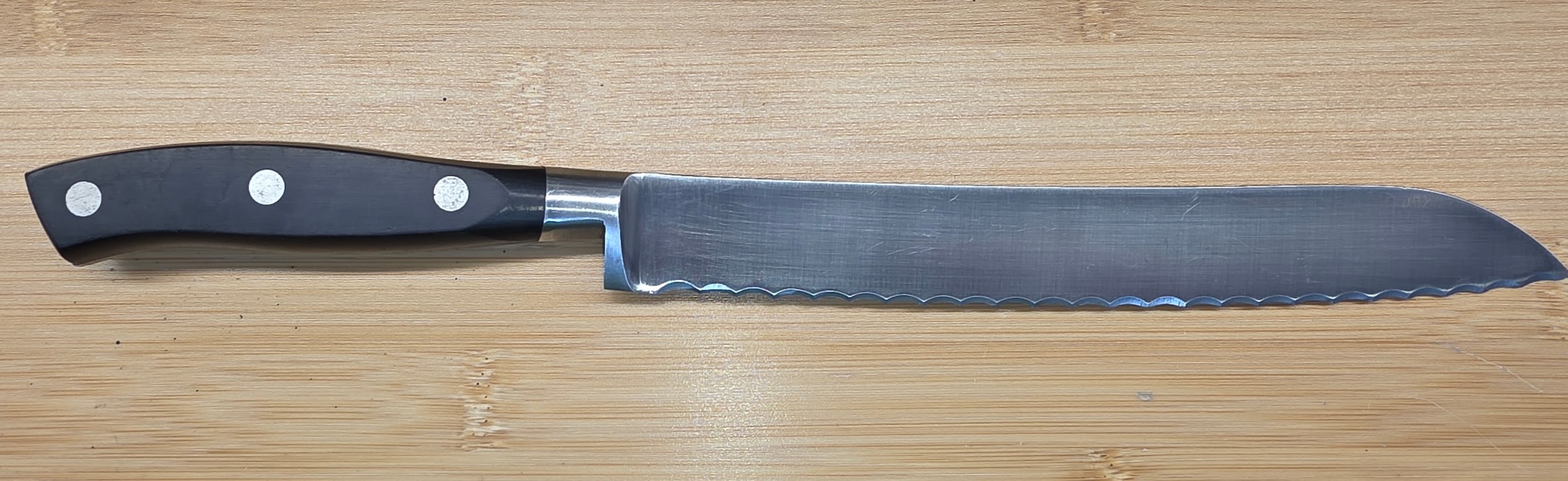 Henckels bread knife after serrated sharpening and gentle polishing
