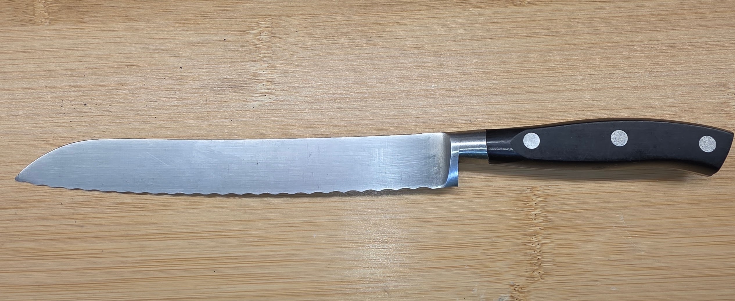 Henckels bread knife back side before sharpening
