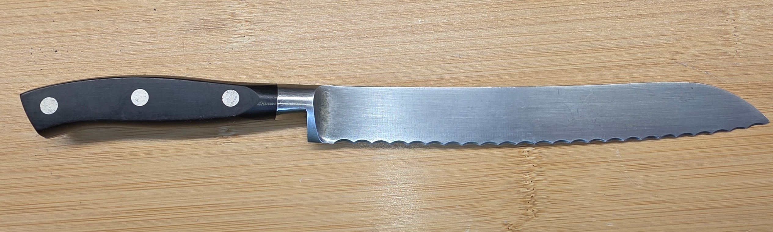 Henckels bread knife before serrated sharpening